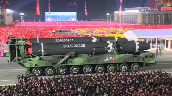 朝鲜举行盛大阅兵式 朝鲜阅兵洲际弹道导弹数量超以往