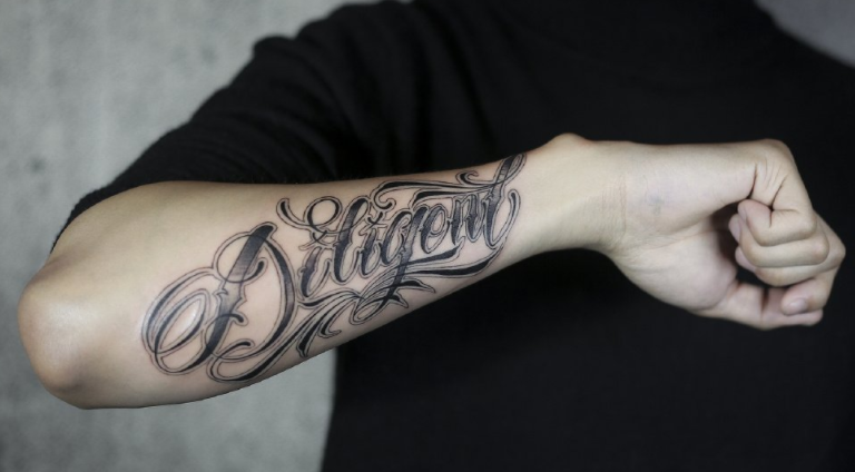 纹面男孩称再洗2次纹身就干净了(纹身可以真的洗干净吗)