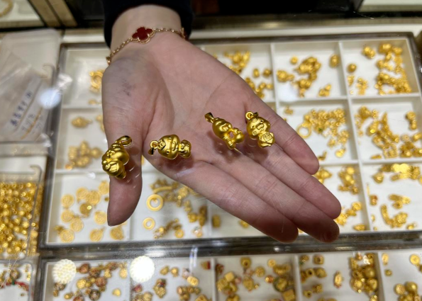 金饰价格涨破1200元每克 现货黄金今年年内涨幅超56%