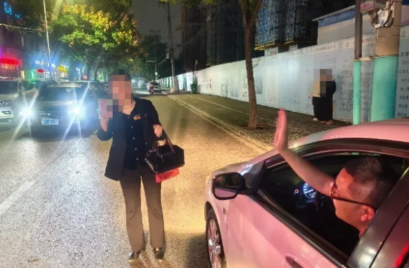 男子10年上班路免费搭1156名乘客 10年免费搭1156人一位司机的善意长征路