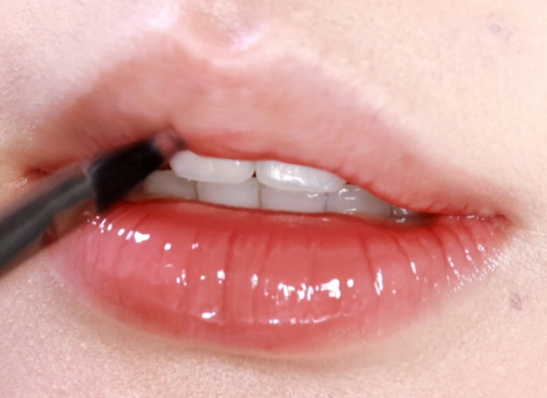 唇蜜含小米椒提取物正常吗(唇蜜加米椒提取物可以丰唇吗)