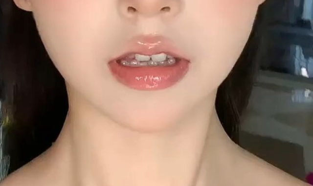 唇蜜含小米椒提取物正常吗(唇蜜加米椒提取物可以丰唇吗)