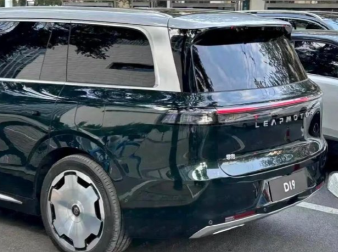 零跑D19全球首秀！零跑D19首发500公里纯电续航的增程版