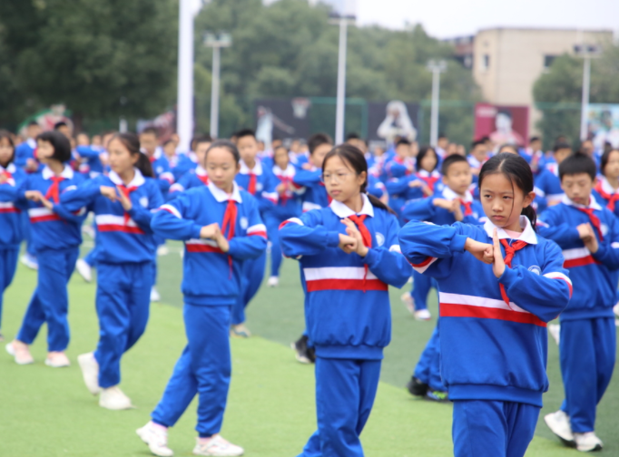 大牌设计撞脸长沙雅礼校服(长沙雅礼校服像美国大牌设计)