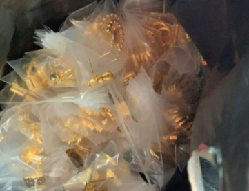 女子帮母亲大扫除扔掉50万黄金首饰！民警4小时找回扔掉的50万黄金首饰