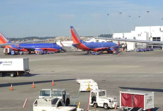 美国政府停摆已进入第19天 美国空管无薪工作人员不足造成数千次航班延误 美国政府停摆已进入第19天 美国空管无薪工作人员不足造成数千次航班延误