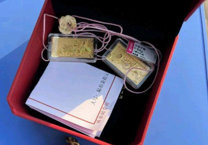 女子帮母亲大扫除扔掉50万黄金首饰！民警4小时找回扔掉的50万黄金首饰