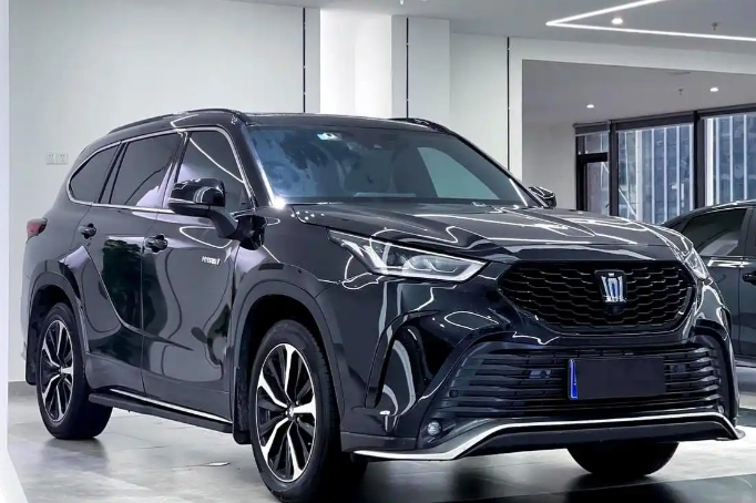 2026款一汽丰田皇冠陆放上市！2026款一汽丰田皇冠陆放全新风格+2.4T混动