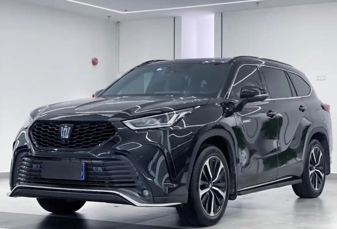 2026款一汽丰田皇冠陆放上市！2026款一汽丰田皇冠陆放全新风格+2.4T混动