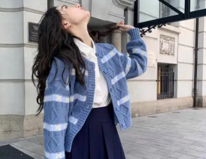 菱格纹针织衫配半身裙学院风满满（秋日菱格纹针织衫学院风穿搭指南）​