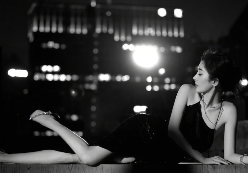 迪丽热巴黑色开叉长裙美得太超标(开叉长裙怎么穿出迪丽热巴的优雅范)