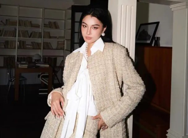 景甜格纹小香风穿出职场精英范儿(格纹小香风职场范搭配什么下装)