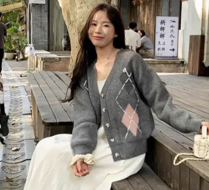 菱格纹针织衫配半身裙学院风满满（秋日菱格纹针织衫学院风穿搭指南）​