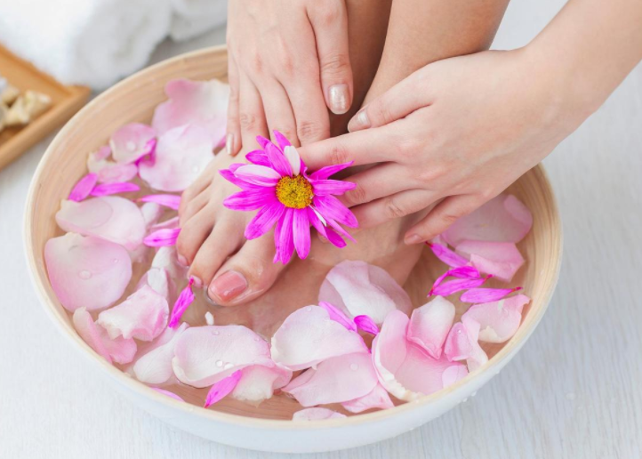 降温后为何要少洗澡多泡脚(降温后天天洗澡会伤身吗)