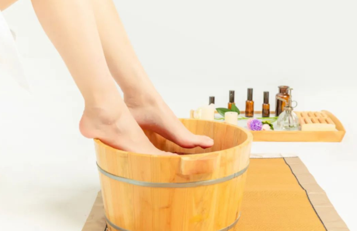 降温后为何要少洗澡多泡脚(降温后天天洗澡会伤身吗)