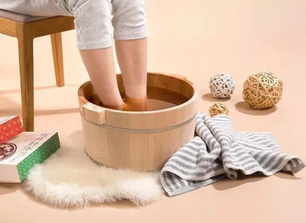 降温后为何要少洗澡多泡脚(降温后天天洗澡会伤身吗)