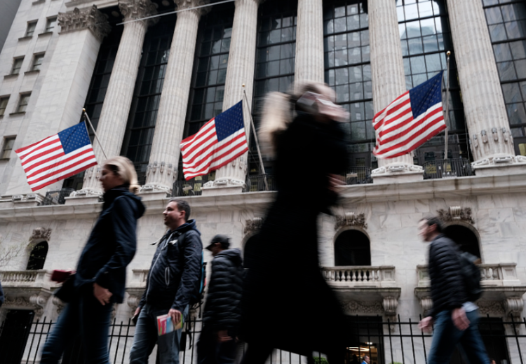 美股三大指数集体收跌 美股全线下挫奈飞跌超10%