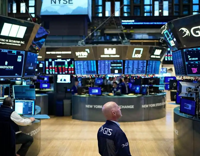 美股三大指数集体收跌 美股全线下挫奈飞跌超10%