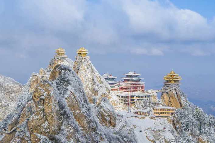 南北分界线具象化了(河南老君山两侧不同季节奇观 )