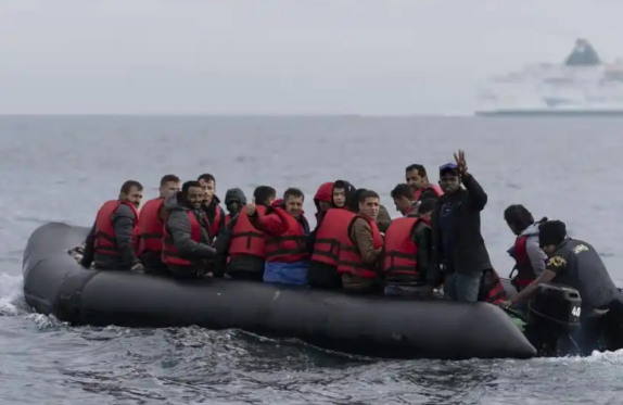 英吉利海峡偷渡抵英人数创历史第2高 今年已有近3.7万名非法移民通过英吉利海峡偷渡至英国 英吉利海峡偷渡抵英人数创历史第2高 今年已有近3.7万名非法移民通过英吉利海峡偷渡至英国