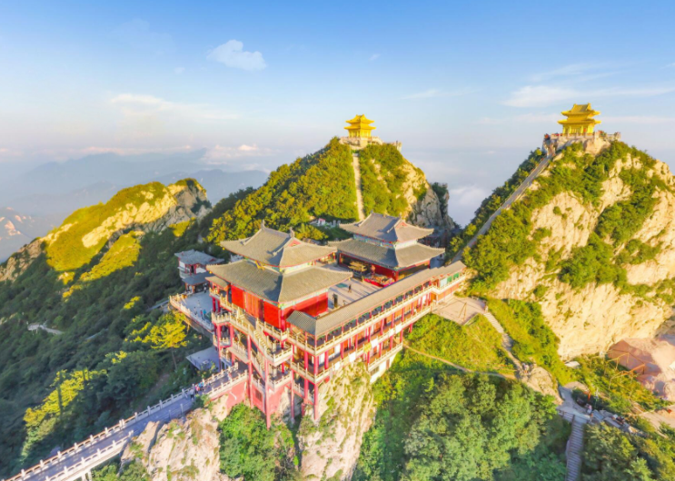 南北分界线具象化了(河南老君山两侧不同季节奇观 )