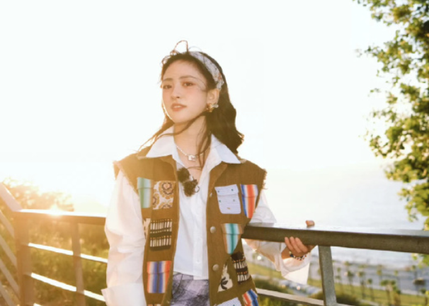 祝绪丹牛仔吊带穿出港风味道(牛仔吊带怎么穿出港风气质2025)