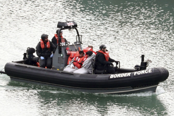 英吉利海峡偷渡抵英人数创历史第2高 今年已有近3.7万名非法移民通过英吉利海峡偷渡至英国 英吉利海峡偷渡抵英人数创历史第2高 今年已有近3.7万名非法移民通过英吉利海峡偷渡至英国