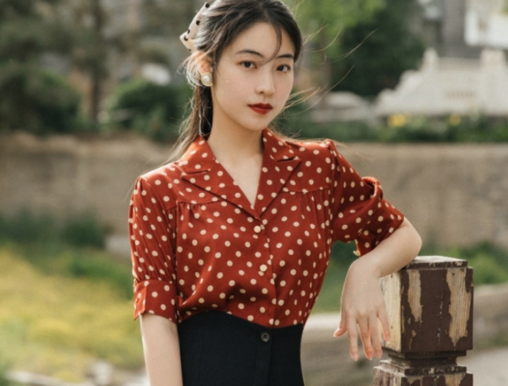 祝绪丹牛仔吊带穿出港风味道(牛仔吊带怎么穿出港风气质2025)