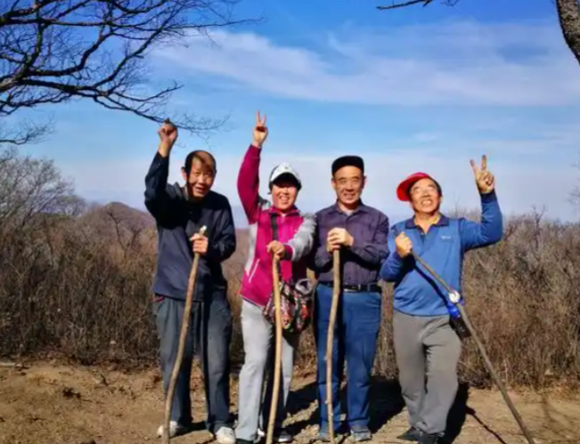 重阳登高养生两不误!(2025中老年人秋季重阳登高运动指南) 重阳登高养生两不误!(2025中老年人秋季重阳登高运动指南)