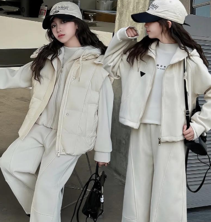 秋季羽绒马甲叠穿卫衣轻便不臃肿（秋季保暖穿搭羽绒马甲叠穿攻略）