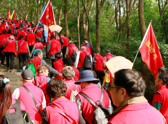 重阳登高养生两不误!(2025中老年人秋季重阳登高运动指南) 重阳登高养生两不误!(2025中老年人秋季重阳登高运动指南)