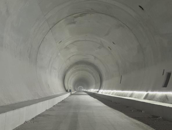 为何秋冬季隧道出入口事故密集(秋冬季进出隧道警惕黑白洞效应) 为何秋冬季隧道出入口事故密集(秋冬季进出隧道警惕黑白洞效应)