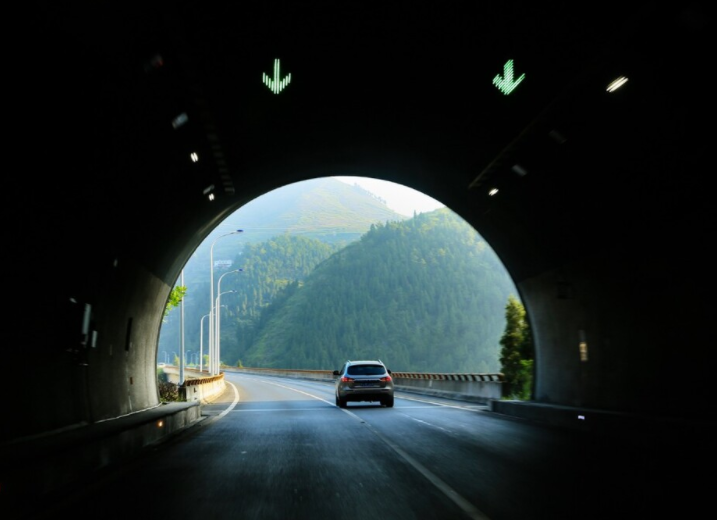 为何秋冬季隧道出入口事故密集(秋冬季进出隧道警惕黑白洞效应) 为何秋冬季隧道出入口事故密集(秋冬季进出隧道警惕黑白洞效应)