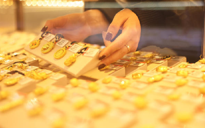 国际金价跌超3%并跌破4000美元大关！国内金饰克价一夜跌超20元