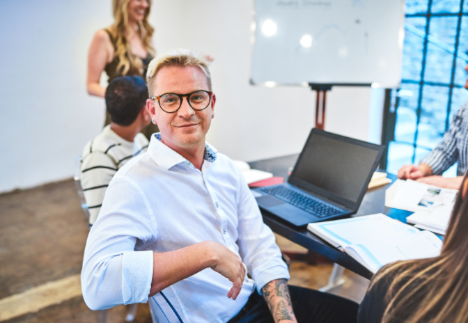 美国科技男也爱上微整容(美国科技男微整容保工作)