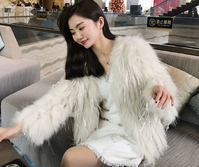 短款皮草外套搭配牛仔裤奢华日常（秋冬短款皮草外套低调奢华穿搭指南）