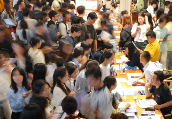 2025年大学生月均生活费1744元 大学生给多少生活费合适？