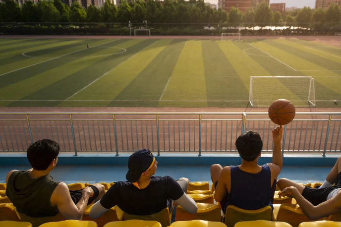 2025年大学生月均生活费1744元 大学生给多少生活费合适？