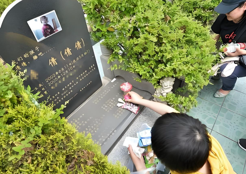 白发母亲与石碑前的守候 34岁妈妈满头白发亲吻去世孩子墓碑