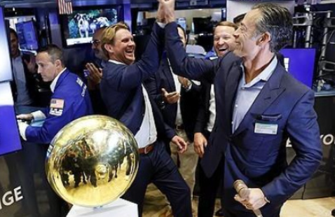 美股三大股指续创新高 英伟达涨近5%