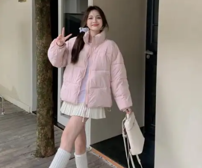 秋冬短款棉服搭配A字裙轻便显高（秋冬短款棉服轻便保暖穿搭术2025）​