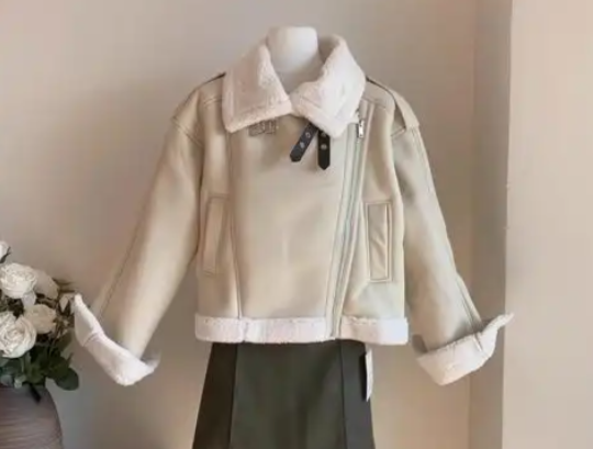 羊羔毛夹克搭配半身甜裙甜酷碰撞（羊羔毛夹克可盐可甜的少女感穿搭2025）