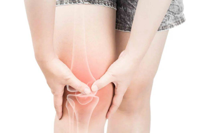 走路时膝盖突然软一下是病吗?膝盖软或许是这些疾病的信号