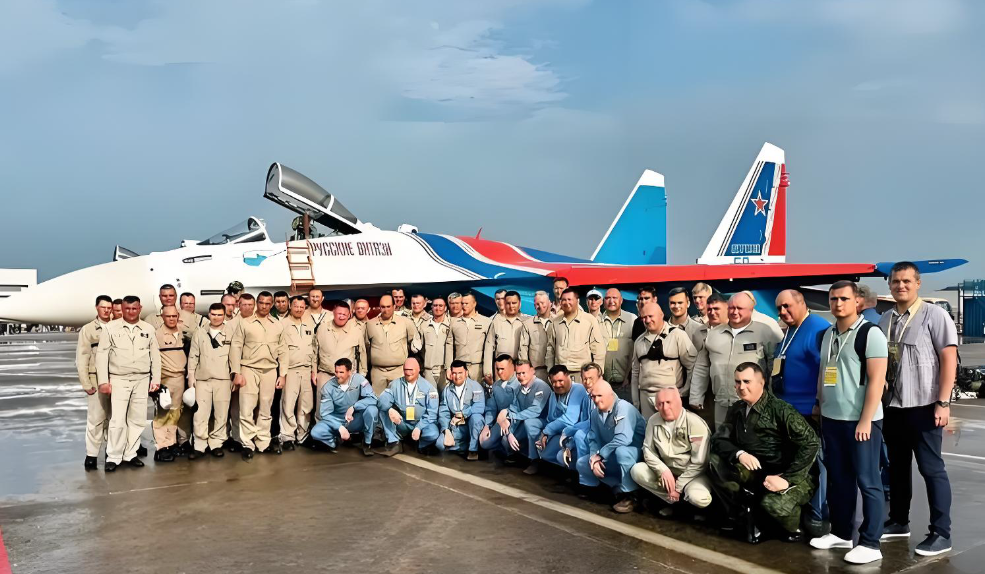 俄罗斯飞行员来中国航展“进货”了!俄罗斯飞行员任务结束打包南昌特产 俄罗斯飞行员来中国航展“进货”了!俄罗斯飞行员任务结束打包南昌特产