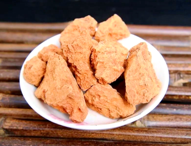 荒野求生赛选手吃烧红泥土治拉肚子(吃烧红泥土真能止泻吗)