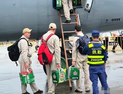 俄罗斯飞行员来中国航展“进货”了!俄罗斯飞行员任务结束打包南昌特产 俄罗斯飞行员来中国航展“进货”了!俄罗斯飞行员任务结束打包南昌特产