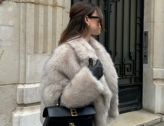 皮草外套搭配牛仔裤日常化奢华（皮草外套一学就会的日常贵气穿搭指南2025）