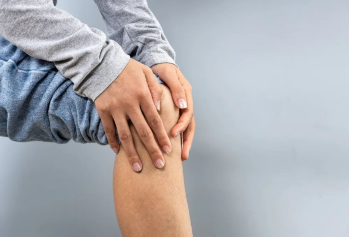 走路时膝盖突然软一下是病吗?膝盖软或许是这些疾病的信号