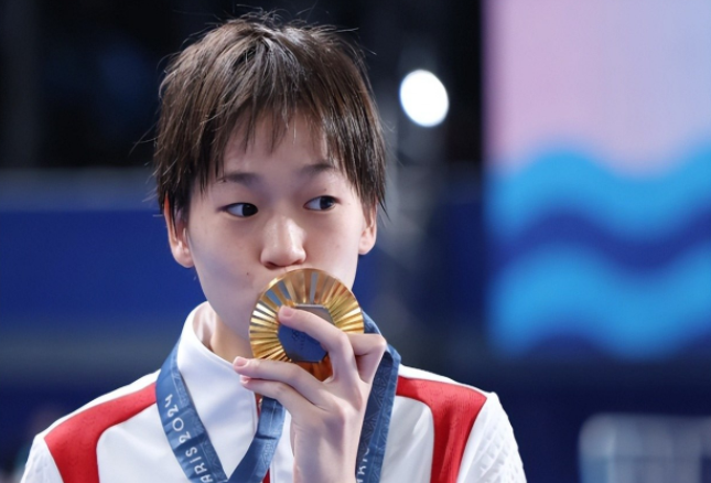 全红婵伤愈首秀夺冠(全红婵携新搭档10米台夺冠)