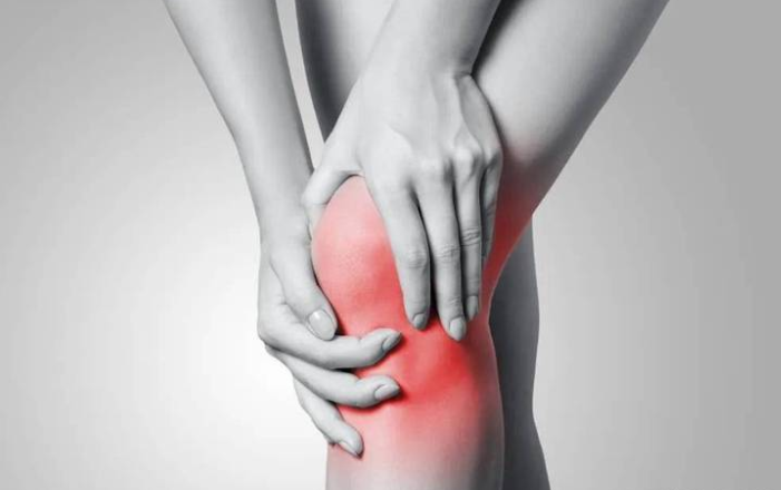 走路时膝盖突然软一下是病吗?膝盖软或许是这些疾病的信号